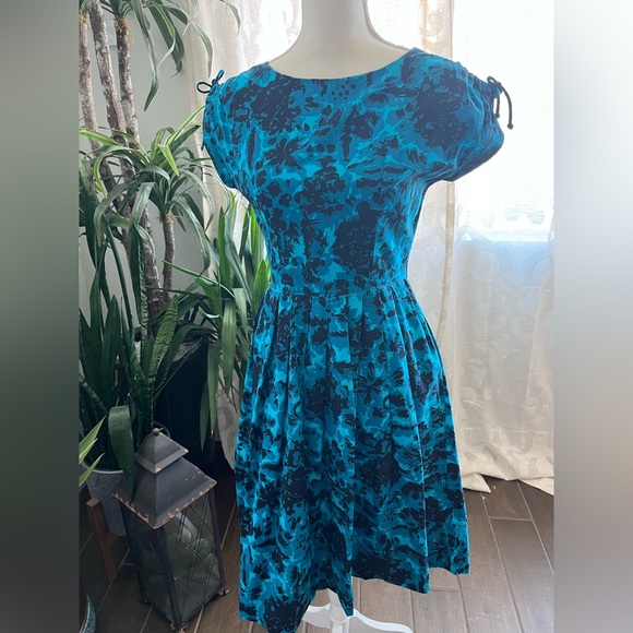 Vintage 1960s handmade black and blue pleated A line dress w/ adjustable sleeves - Picture 15 of 15